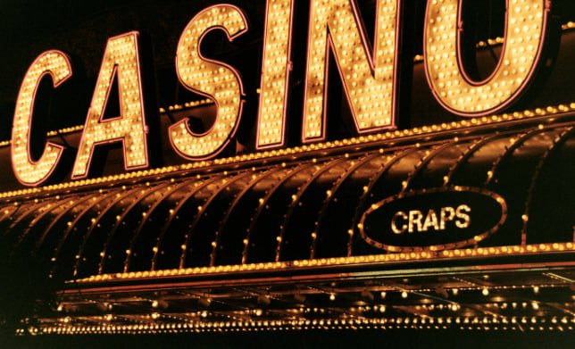 Người chơi Việt Nam đang thưởng thức game slot trên điện thoại di động